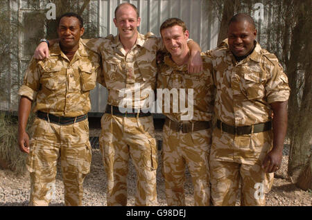 I membri del 1° Battaglione Royal Scots, squadra di rugby trionfante, tra cui il capitano Rob Muir (in alto, al centro a sinistra), da Edimburgo, il capitano Kevin Gartside (al centro, a destra), da Belfast, il privato Tuicaucau (a sinistra) e il privato Tawakenou (a destra), entrambi da Fiji, posano per una foto di gruppo alla base logistica di Shaibah (SLB), vicino a Basra Iraq meridionale, sabato 18 marzo 2006. Il team ha recentemente sconfitto il gallese reale nella finale della Coppa dell'Esercito. Vedi PA storia DIFESA Iraq. PREMERE ASSOCIAZIONE foto. Foto di credito dovrebbe leggere: Johnny Green/PA. Foto Stock