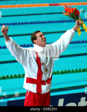 Simon Burnet, in Inghilterra, celebra l'oro nel freestyle maschile di 100 metri al Melbourne Sports and Aquatic Center (MSAC), durante i 18 Commonwealth Games di Melbourne, Australia, domenica 19 marzo 2006. Vedere PA storia COMMONWEALTH Nuoto. PREMERE ASSOCIAZIONE foto. Il credito fotografico dovrebbe essere: Sean Dempsey/PA. Foto Stock