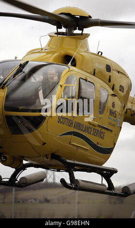 Il Ministro della Salute scozzese Andy Kerr siede all'interno dell'abitacolo di un elicottero Eurocopter EC135 all'aeroporto di Edimburgo, lunedì 20 marzo 2006, Il giorno in cui ha formalmente preso la consegna di due ambulanze d'aria fisse King Air 200c che costituiranno una parte integrante di un nuovo servizio di ambulanza d'aria di classe mondiale per la Scozia. Con una portata di quasi 1,700 miglia, una velocità massima di 289 nodi e lo spazio per due barelle, saranno operativi da Glasgow e Aberdeen dal 1° aprile. Vedi PA Story SCOTLAND Ambulance. PREMERE ASSOCIAZIONE foto. Il credito fotografico dovrebbe essere: Andrew Milligan/PA. Foto Stock