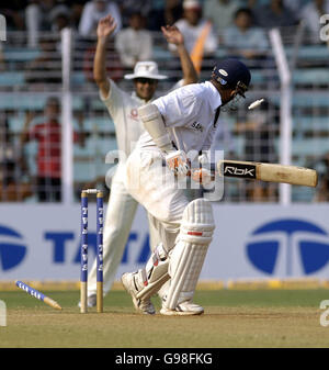 Il battitore indiano Irfan Pathan è inseguito da James Anderson in Inghilterra durante il quarto giorno del terzo Test match al Wankhede Stadium di Mumbai, India, martedì 21 marzo 2006. PREMERE ASSOCIAZIONE foto. Il credito fotografico dovrebbe essere: Rebecca Naden/PA. Foto Stock