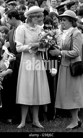 La Principessa del Galles consegna un altro bouquet di fiori alla sua signora in attesa, Anne Beckwith Smith (a destra), mentre arriva con il Principe del Galles a San Giovanni, New Brunswick il quarto giorno del loro tour di 18 giorni del Canada. Foto Stock