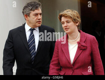 Il Cancelliere britannico dello scacchiere Gordon Brown e il Segretario all'Istruzione Ruth Kelly (a destra) visitano la centrale elettrica di Battersea a Londra per evidenziare l'impulso del governo a potenziare le competenze della forza lavoro britannica, lunedì 27 marzo 2006. Vedi la storia di PA FORMAZIONE FE competenze. PREMERE ASSOCIAZIONE foto. Il credito fotografico deve essere: Fiona Hanson/Pool/PA Foto Stock