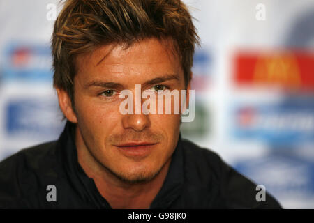 David Beckham inglese durante una conferenza stampa ad Anfield, Liverpool, martedì 28 febbraio 2006, in vista del loro amichevole incontro internazionale contro l'Uruguay domani. Vedi PA storia CALCIO Inghilterra. PREMERE ASSOCIAZIONE foto. Il credito fotografico dovrebbe essere: Martin Rickett/PA. Foto Stock