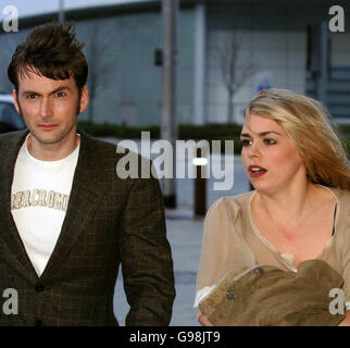 Il dottor David Tennant e Billie Piper arrivano per la proiezione dei media al Millennium Centre di Cardiff, martedì 28 marzo 2006. Tennant, 34, i cui recenti crediti includono Casanova e Blackpool, ha assunto il ruolo di Christopher Eccleston e ha già recitato in una speciale natalizia. Guarda la storia di PA SHOWBIZ Who. PREMERE ASSOCIAZIONE foto. Il credito fotografico dovrebbe essere: Barry Batchelor/PA. Foto Stock