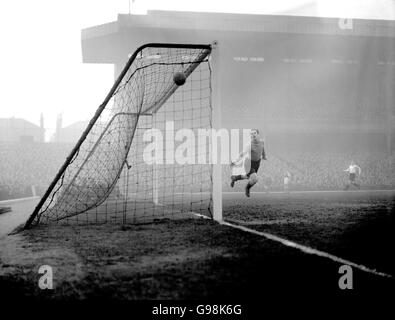 Calcio - Football League Divisione uno - Arsenal / Sunderland - Highbury. Il portiere di Sunderland Johnny Mapson è impotente per impedire che la palla vola nell'angolo superiore del suo obiettivo Foto Stock