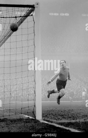 Calcio - Football League Divisione uno - Arsenal / Sunderland - Highbury. Il portiere di Sunderland Johnny Mapson è impotente per impedire che la palla vola nell'angolo superiore del suo obiettivo Foto Stock