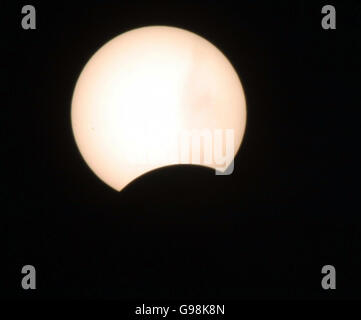 La luna che passa davanti al sole durante un'eclissi parziale vista da Bristol, mercoledì 29 marzo 2006. Il capo medico del governo, Liam Donaldson, ha messo in guardia la gente contro guardare direttamente l'evento solare per timore di danneggiare la loro vista. Invece, gli esperti suggeriscono che l'eclissi è proiettata usando una macchina fotografica del pinhole - due pezzi della scheda con un foro in quello superiore in modo da l'immagine può brillare attraverso. Vedere PA Story SCIENCE Eclipse. PREMERE ASSOCIAZIONE foto. Il credito fotografico dovrebbe essere: Barry Batchelor/PA. Foto Stock
