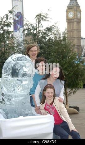 Il 'fratelli Pevensie" dal "Le Cronache di Narnia", (Top-Bottom) William Moseley, Skandar Keynes, Anna Popplewell e Georgie Henley, al fianco di una vita-dimensione 70 pietra scultura di ghiaccio di 'Aslan' a un photocall per contrassegnare il Disney's aprile 3 Rilascio del DVD del film, presso la sala da ballo, County Hall di Londra Sud, mercoledì 29 marzo 2006. Stampa foto di associazione. Foto di credito dovrebbe leggere: Anthony Harvey/PA Foto Stock