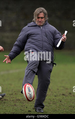 Scott Johnson, allenatore del Galles durante la sessione di allenamento ai Sophia Gardens di Cardiff, giovedì 23 febbraio 2006, in vista della partita RBS 6 Nation contro l'Irlanda di domenica. PREMERE ASSOCIAZIONE foto. Il credito fotografico dovrebbe essere: David Davies/PA. Foto Stock