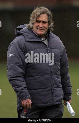 Scott Johnson, allenatore del Galles durante la sessione di allenamento ai Sophia Gardens di Cardiff, giovedì 23 febbraio 2006, in vista della partita RBS 6 Nation contro l'Irlanda di domenica. PREMERE ASSOCIAZIONE foto. Il credito fotografico dovrebbe essere: David Davies/PA. Foto Stock