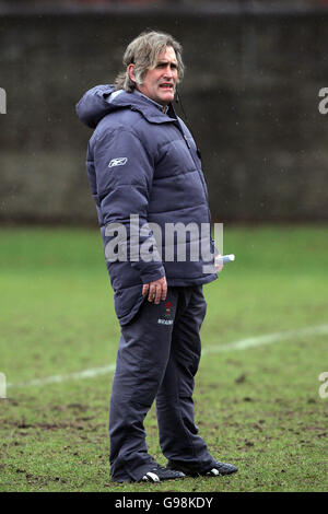 Scott Johnson, allenatore del Galles durante la sessione di allenamento ai Sophia Gardens di Cardiff, giovedì 23 febbraio 2006, in vista della partita RBS 6 Nation contro l'Irlanda di domenica. PREMERE ASSOCIAZIONE foto. Il credito fotografico dovrebbe essere: David Davies/PA. Foto Stock