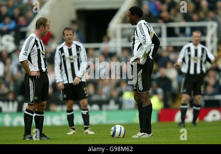 Calcio - fa Barclays Premiership - Newcastle United v Tottenham Hotspur - St James Park. Shola Ameobi e Alan Shearer di Newcastle United Foto Stock
