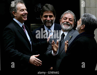 Il primo ministro britannico Tony Blair (a sinistra) condivide una battuta con il presidente brasiliano Luiz Inacio Lula da Silva (2° a destra) e i suoi aiutanti, giovedì 9 marzo 2006 fuori dal numero 10 nel centro di Londra. Blair presenterà i suoi piani per dare nuova vita ai negoziati commerciali in fase di stallo nel corso dei colloqui con il signor da Silva a Downing Street. Vedi PA storia POLITICA Brasile. PREMERE ASSOCIAZIONE foto. La foto dovrebbe essere: Cathal McNaughton/PA. Foto Stock