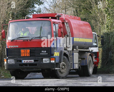 Gli ufficiali di Garda guidano le autocisterne a carburante dalla scena di una importante operazione di ricerca transfrontaliera nei pressi di Crossmaglen in Co Armagh, giovedì 9 marzo 2006. Tre persone sono state arrestate durante una massiccia operazione di sicurezza legata a un'indagine importante sulla criminalità organizzata su entrambe le sponde del confine irlandese. Centinaia di poliziotti e soldati nel sud di Armagh e nel nord di Co Louth hanno fatto irruzione nelle proprietà e, ad un certo punto, un'area intorno alla casa di famiglia di Thomas 'Slab' Murphy, 62, presumibilmente il capo di stato maggiore dell'IRA, è stata sigillata. PREMERE ASSOCIAZIONE foto. Il credito fotografico dovrebbe essere: Niall Carson/PA Foto Stock