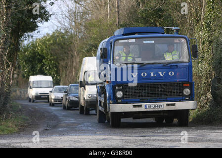 Gli ufficiali del Garda guidano le petroliere dalla scena di un'importante operazione di ricerca transfrontaliera nei pressi di Crossmaglen in Co Armagh, giovedì 9 marzo 2006. Tre persone sono state arrestate nel corso di una massiccia operazione di sicurezza legata a un'importante indagine sulla criminalità organizzata da entrambe le parti del confine irlandese. Centinaia di poliziotti e soldati nel sud di Armagh e nel nord di Co Louth razziarono proprietà e ad un certo punto una zona intorno alla casa di famiglia di Thomas Slab Murphy, 62, presumibilmente il capo di stato maggiore dell'IRA, fu sigillato fuori. PREMERE ASSOCIAZIONE foto. Il credito fotografico dovrebbe essere: Niall Carson/PA Foto Stock