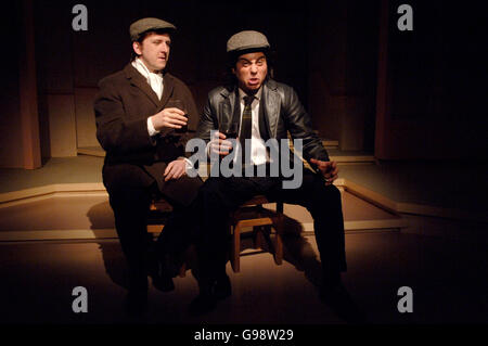 Kevin Bishop interpreta Dudley Moore con Tom Goodman-Hill come Peter Cook (L) durante una fotocellula per 'Pete and Dud: Come Again', da The Venue, Leicester Square, nel centro di Londra, lunedì 6 marzo 2006. PREMERE ASSOCIAZIONE foto. Il credito fotografico dovrebbe essere: Steve Parsons/PA Foto Stock