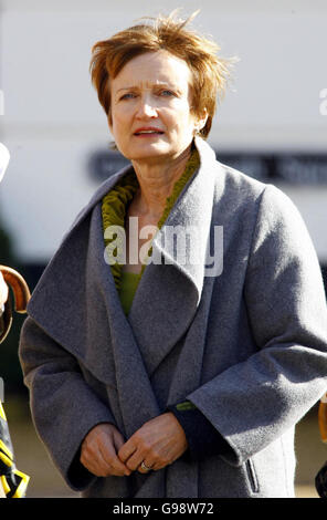 Tessa Jowell, sottosegretario alla Cultura sconsiderato, è mostrato intorno a Poundbury dal Principe di Galles (inosservato), venerdì 10 marzo 2006. Il villaggio di alto profilo, un'estensione della vicina Dorchester costruita su un terreno di proprietà del Ducato di Cornovaglia, fu ispirato da Carlo dopo aver criticato gli sviluppi del dopoguerra. Vedi la storia della Pennsylvania ROYAL Poundbury. PREMERE ASSOCIAZIONE foto. Il credito fotografico dovrebbe essere: Chris ison/PA. Foto Stock