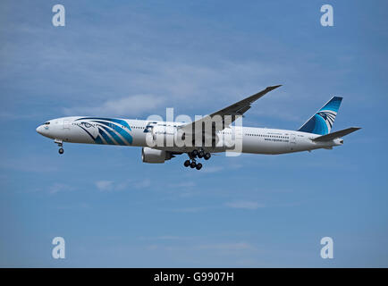 Egypt Air Boeing 777-36ER LA REGISTRAZIONE SU-GND in arrivo a Londra Heathrow SCO 10,470. Foto Stock