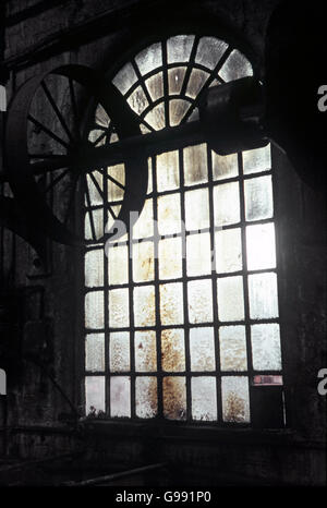 La ruota della puleggia per il pilotaggio di macchine utensili, in abbandonato locomotiva a vapore depot a Patricroft, Manchester. Foto Stock