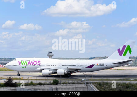 -Aeromobili Boeing 747-, di -Wamos aria- compagnia aerea, direzione alla pista di atterraggio dell'aeroporto di Madrid-Barajas, pronto al decollo Foto Stock