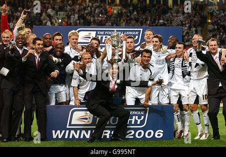 Calcio - LDV Vans Trophy - finale - Carlisle United v Swansea City - Millennium Stadium. Il team di Swansea City festeggia con il trofeo Foto Stock