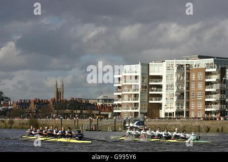 Canottaggio - la 152a corsa in barca - Oxford v Cambridge - il Tamigi. Gli equipaggi di Oxford e Cambridge nella gara di barche di Varsity Foto Stock