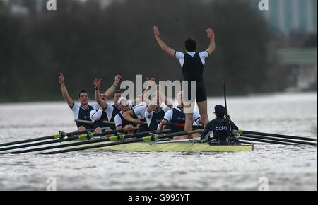 Rowing - la 152nd Boat Race - Oxford v Cambridge - il Tamigi. L'equipaggio di Oxford festeggia alla fine della gara Foto Stock