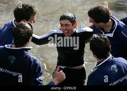 Canottaggio - la 152a corsa in barca - Oxford v Cambridge - il Tamigi. il cox Sebastien Pearce di Oxford (c) sorride dopo che il suo equipaggio lo ha attraversato nel Tamigi per celebrare la loro vittoria Foto Stock