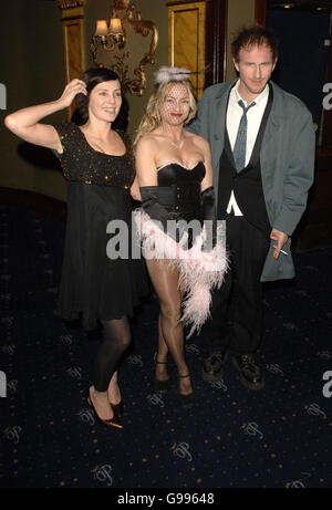 (L-R) Sadie Frost, Collette Cooper e Paul Kaye arrivano per la prestazione di cabaret 'No Coat, Fur Knickers' in aiuto della Children's Society, al Cafe De Paris, centro di Londra, domenica 2 aprile 2006. PREMERE ASSOCIAZIONE foto. Il credito fotografico dovrebbe essere: Steve Parsons/PA Foto Stock