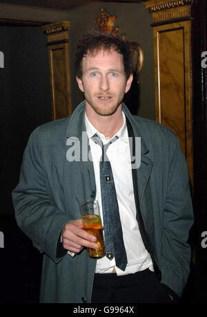 Paul Kaye arriva per la prestazione di cabaret 'No Coat, Fur Knickers' in aiuto della Children's Society, al Cafe De Paris, centro di Londra, domenica 2 aprile 2006. PREMERE ASSOCIAZIONE foto. Il credito fotografico dovrebbe essere: Steve Parsons/PA Foto Stock