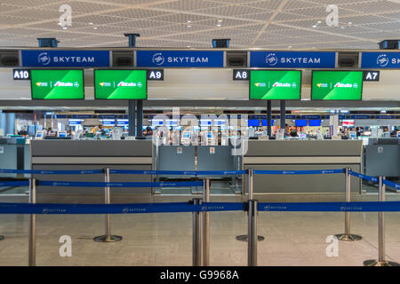 Alitalia banco per il check-in presso l'aeroporto internazionale Narita Foto Stock