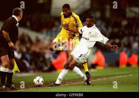 Tony Rougier di Port vale combatte per la palla su Linea di contatto con il capitano Lucas Radebe di Leeds United Foto Stock