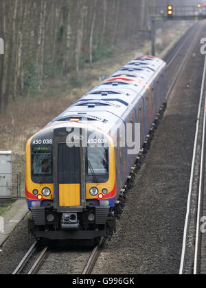 Un South West treni Classe 444 'Desiro' treno elettrico sulla linea tra Waterloo e Woking. Foto Stock