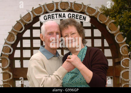 Coppia di nozze d'oro Kennith Caswell e Marjorie Caswell, a Gretna Green, mercoledì 5 aprile 2006. Venticinque coppie che celebravano i loro anniversari di matrimonio Diamond e Golden si recarono a Gretna Green per essere benedetti sopra l'incudine originale nel famoso negozio di fabbri antichi, tra loro costituiscono 1250 anni di vita sposata. Guarda Gretna STORIA SOCIALE PA. PREMERE ASSOCIAZIONE FOTO. IL CREDITO FOTOGRAFICO DOVREBBE ESSERE DANNY Lawson /PA Foto Stock