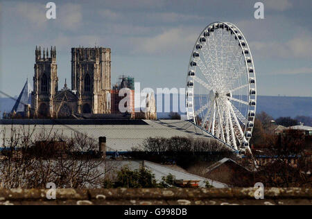 Lo skyline di York, dominato da secoli da York Minster, è stato affiancato da una nuova attrazione turistica, la ruota panoramica Norwich Union Yorkshire del National Railway Museum, il cui lancio è stato rimandato per la seconda volta per consentire il completamento dei controlli di sicurezza. Foto Stock