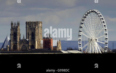 Lo skyline di York, dominato da secoli da York Minster, è stato affiancato da una nuova attrazione turistica, la ruota panoramica Norwich Union Yorkshire del National Railway Museum, il cui lancio è stato rimandato per la seconda volta per consentire il completamento dei controlli di sicurezza. Foto Stock