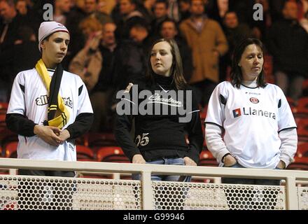 I tifosi di Charlton Athletic si sono sbattute al fischio finale Foto Stock