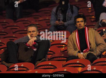 I fan di Charlton Athletic si siedono espulsi al fischio finale Foto Stock