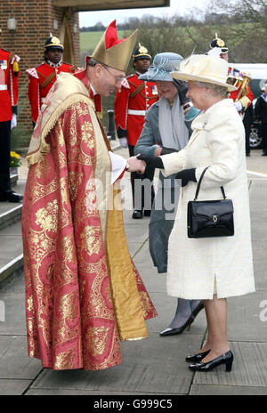 La Regina Elisabetta II della Gran Bretagna è accolta dal Vescovo di Guildford, Christopher Hill, quando arriva al servizio annuale di Giovedi Maudy alla Cattedrale di Guildford, Surrey. Foto Stock