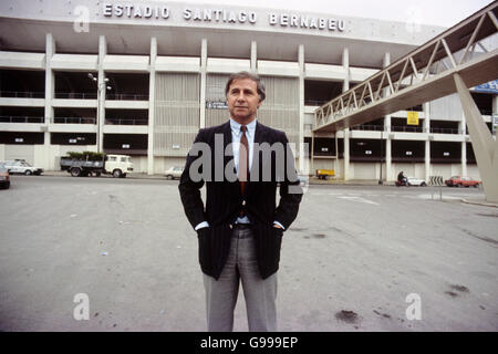 L'allenatore francese Michel Hidalgo fuori dall'Estadio Santiago Bernabeu a Madrid, il giorno dopo il sorteggio per le finali della Coppa del mondo 1982 è stato fatto Foto Stock