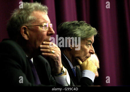 Michael o'Halloran, Cheif Executive e il ministro irlandese degli Affari sociali Seamus Brennan ascoltano i delagati al Parlamento irlandese degli anziani, l'Assemblea generale dei cittadini, tenutasi a Dublino I.T. Foto Stock