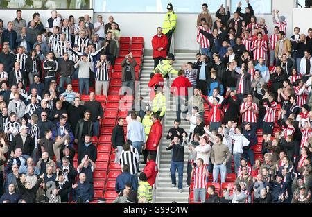 Calcio - fa Barclays Premiership - Sunderland contro Newcastle United - lo Stadio di luce. Newcastle United Fans (l) e Sunderland Fans Foto Stock