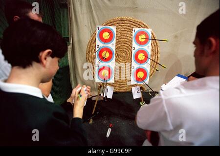 Tiro con l'arco - Campionati nazionali al coperto. I punteggi sui target vengono sommati Foto Stock