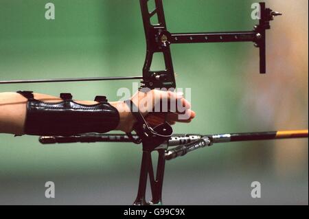 La mano dell'arciere, protetta dalla sua protezione del braccio, che tiene l'arco Foto Stock