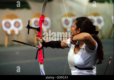 Un giovane arciere prende l'obiettivo durante i Campionati nazionali Indoor Foto Stock