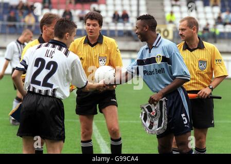 Il capitano di Belgrado del Partizan Sasa Ilic (a sinistra) scuote le mani con Leeds Capitano Unito Lucas Radebe (destra) Foto Stock