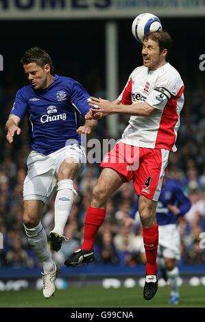 Calcio - fa Barclays Premiership - Everton / Birmingham City - Goodison Park. Kenny Cunningham di Birmingham e James Beattie di Everton Foto Stock