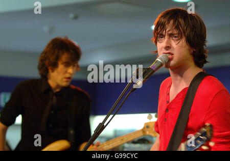 Dirty Pretty Things lancia un nuovo singolo, "Bang Bang You'Re Dead" all'HMV Oxford Street - Londra. Cose sporche Pretty durante un concerto di instore a HMV in Oxford Street, nel centro di Londra. Foto Stock