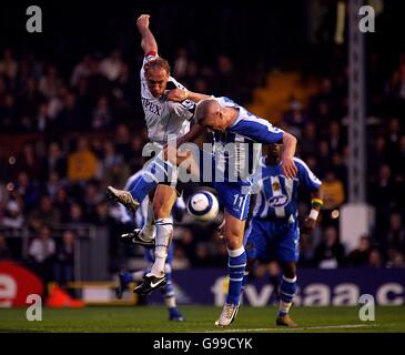 Simon Elliott di Fulham e Graham Kavanagh di Wigan Athletics Foto Stock