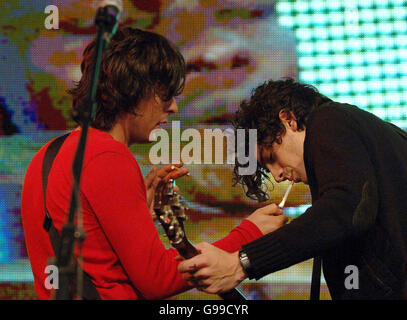 Le cose sporche di Pretty durante un concerto istoro a HMV in Oxford Street, centro di Londra. Foto Stock